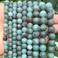 Primer plano de cuentas redondas de ágata verde azulado y gris para accesorios de joyería - Ágata de Jade Azul Claro Mate Optimizada