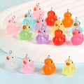 Gedetailleerd macro-overzicht van kleurrijke lichtgevende hars eendenhangers voor DIY-sieraden - Lichtgevende Eend / 16x20mm