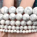 Gros plan de perles rondes en howlite blanche naturelle avec veines grises pour bijoux - Style mat synthétique / 4mm