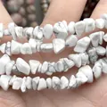 Gros plan d'éclats de turquoise blanche naturelle pour bijoux DIY - Style éclats de forme libre / 5-8 mm