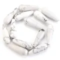 Gros plan de perles gouttes en howlite blanche naturelle avec veines grises pour bijoux. - Style de Goutte Longue de Forme Libre / 10x30mm (11-12 Pièces/Paquet) / Blanc