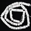Gros plan sur des perles cubes en howlite blanche naturelle avec texture marbrée pour DIY - Style Carré / 4mm