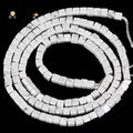 Détail macro de perles carrées en howlite blanche naturelle pour la création de bijoux. - Style carré naturel / 2x2mm