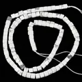 Gros plan de perles cubes en howlite blanche naturelle pour la création de bijoux DIY - Style carré naturel / 3x3mm