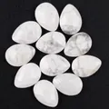 Gros plan de perles gouttes de turquoise blanche facettées pour bijoux DIY - Style gouttelette facetté naturel / Forme libre