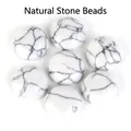 Vue macro de perles de turquoise blanche naturelle avec texture de veine noire - Cabochon (Style Synthétique) / Lot de 5 (2mm) / Blanc