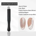 Schwarzer Magnetstab für Cat-Eye-Gellack, Maße 6.2x0.8cm, Detailansicht der Anwendung - Zylindrischer Magnet mit schwarzer Hülle