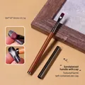 Primo piano del pennello per unghie 2-in-1 in sandalo con punta magnetica e testina - Testina Quadrata Tonda / Stile Magnetico a Doppia Punta Quadrato Tondo