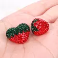 Detailopname van rood-groene Shamballa kralen met fonkelende strass-steentjes - Eén Aardbei en Eén Hart / Rood en Donkergroen