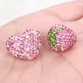 Macro-weergave van roze hart en aardbei shamballa strass kralen voor DIY handwerk - Eén Aardbei en Eén Hart / Roze en Grasgroen