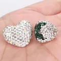 Primo piano di perline Shamballa in argilla a forma di cuore e tonde con strass - Una Fragola e Un Cuore / Bianco