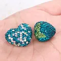 Primo piano di perle Shamballa a cuore e tonde con strass per creazioni fai-da-te - Una Fragola e Un Cuore / Blu