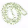 Detailaufnahme von 6 mm facettierten hellgrünen Kristallblumenperlen für DIY-Schmuck - Vierblättrige Blumenform / Ein Strang (6mm) / Massives Hellgrün