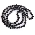 Detaillierte Makroansicht von 6 mm schwarzen facettierten Glasperlen in Blumenform für DIY - Vierblättrige Blumenform / Ein Strang (6mm) / Schwarz