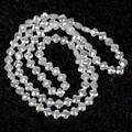 Nahaufnahme von 6 mm facettierten Glasperlen in Blumenform mit Aurora-Effekt für DIY - Vierblättrige Blumenform / Ein Strang (6mm) / Weiß Mehrfarbig