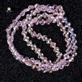 Detailansicht von 6mm fliederfarbenen facettierten Glasperlen in Blumenform mit AB-Beschichtung - Vierblättrige Blumenform / Ein Strang (6mm) / Transparentes Rosa