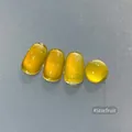 Doorschijnende stervruchtgele cat-eye gel nagellak monsters op grijze basis - Stervrucht