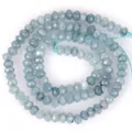 Détail montrant la texture facettée des perles en pierre bleu clair 3x4mm pour DIY - 3x4mm (Environ 105 Pièces/Fil) / Aigue-marine solide