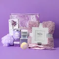 Umfassende Ansicht eines luxuriösen violetten Spa-Geschenksets mit Kerze und Decke. - 8-teiliges Set / Lila