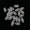 Detalle macro de cuentas de cristal blanco facetadas tipo Vajra para joyería de bricolaje - Vajra / 8x19mm / Transparente