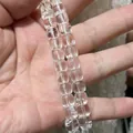 Primo piano di perle cilindriche in cristallo bianco trasparente per gioielli DIY - Grano di Abaco (8x9mm) / 47 Pezzi/Filo / Chiaro (Piccole Inclusioni)