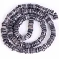 Gedetailleerde macro-opname van grijze gemarmerde schelpschijfkralen voor sieraden - 6-7mm (ca. 38cm Strand) / Zwart