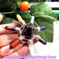 Detailansicht eines handgefertigten siebenfarbigen Amethyst-Energieturms mit Kristallen - Chakra Amethyst