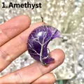 Dettaglio di un ciondolo in ametista a forma di luna con albero della vita in filo d'argento. - Ametista