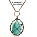 Dettaglio di una collana a pentacolo fatta a mano con gemma di amazzonite. - Amazonite