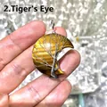 Dettaglio dell'albero della vita fatto a mano in filo su ciondolo luna in occhio di tigre - Occhio di tigre