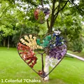 Vista dettagliata di un ciondolo in cristallo chakra a forma di cuore fatto a mano. - Cristallo arcobaleno