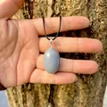 Dettaglio di un ciondolo ovale in angelite blu naturale con castone argentato - Stile Ovale / Ovale Argentato