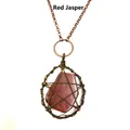 Dettaglio del ciondolo a pentagramma fatto a mano con pietra rossa su catena di bronzo - Diaspro Rosso
