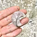 Dettaglio del ciondolo a luna in cristallo bianco con albero della vita avvolto in filo. - Cristallo di rocca