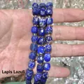 Primo piano di perle sciolte in lapislazzuli naturale sfaccettato a forma di cubo ottagonale - 8mm / Lapislazzulo