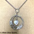 Detailweergave van handgemaakte zilveren ketting met witte kristallen hart hanger - Zilver Wit Kristal