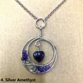 Dettaglio del ciondolo fatto a mano in filo d'argento con pietra di ametista a cuore - Senza Catena / Cristallo Viola Argento