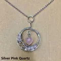 Vista dettagliata di una collana d'argento fatta a mano con pendente in cristallo rosa. - Senza Catena / Argento Quarzo Rosa