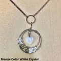 Detail van handgemaakte hartvormige kristallen ketting in antiek brons look - Antiek Brons Helder Kristal