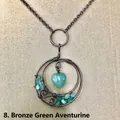 Detail van handgemaakte hartvormige hanger van koperdraad met groene aventurijn stenen - Antiek Brons Aventurijn