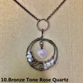 Gedetailleerd macro-overzicht van handgemaakte koperen draadketting met rozenkwarts hart - Antiek Brons Roze Kristal
