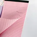 Primer plano de un bloc de notas rosa A5 con líneas y textura de papel arrancable. - A5 (ai-50 Piezas/Paquete) / Rosa