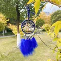 Detaillierte Nahaufnahme vom blauen Lebensbaum-Traumfänger mit Lapislazuli und weichen Federn - Lapislazuli