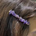 Dettaglio del fermaglio per capelli con pietre di cristallo viola su capelli scuri - Purple Crystal