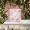 Élégante boîte cadeau florale rose avec texte Happy Birthday dans un jardin ensoleillé - 21cmx21cmx10cm / Rose d'Anniversaire (09)