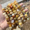Primo piano di perle di agata naturale sfaccettate in varie tonalità di giallo caldo e terra - Circa 15x20mm / Agata del Golfo Persico