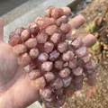 Primo piano di perle sfaccettate in quarzo fragola per creazione di gioielli DIY - Circa 15x20mm / Marmellata di Fragole