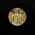 Macro detallada de una cuenta de cristal de cuarzo ahumado con escrituras budistas - Cuenta de Buda Sutra del Corazón / 12mm / Dorado