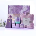 Elegante cesto regalo viola per la cura di sé con coperta, candela e tazza per lei - Set Coperta a Nido d'Ape / Viola