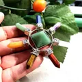 Detailansicht eines sternförmigen Sieben-Chakra-Kristallstein-Energie-Ornaments - Chakra Grüner Aventurin